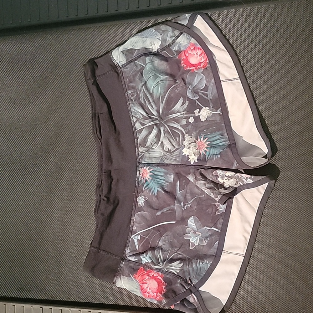 Lululemon Speed short size 8